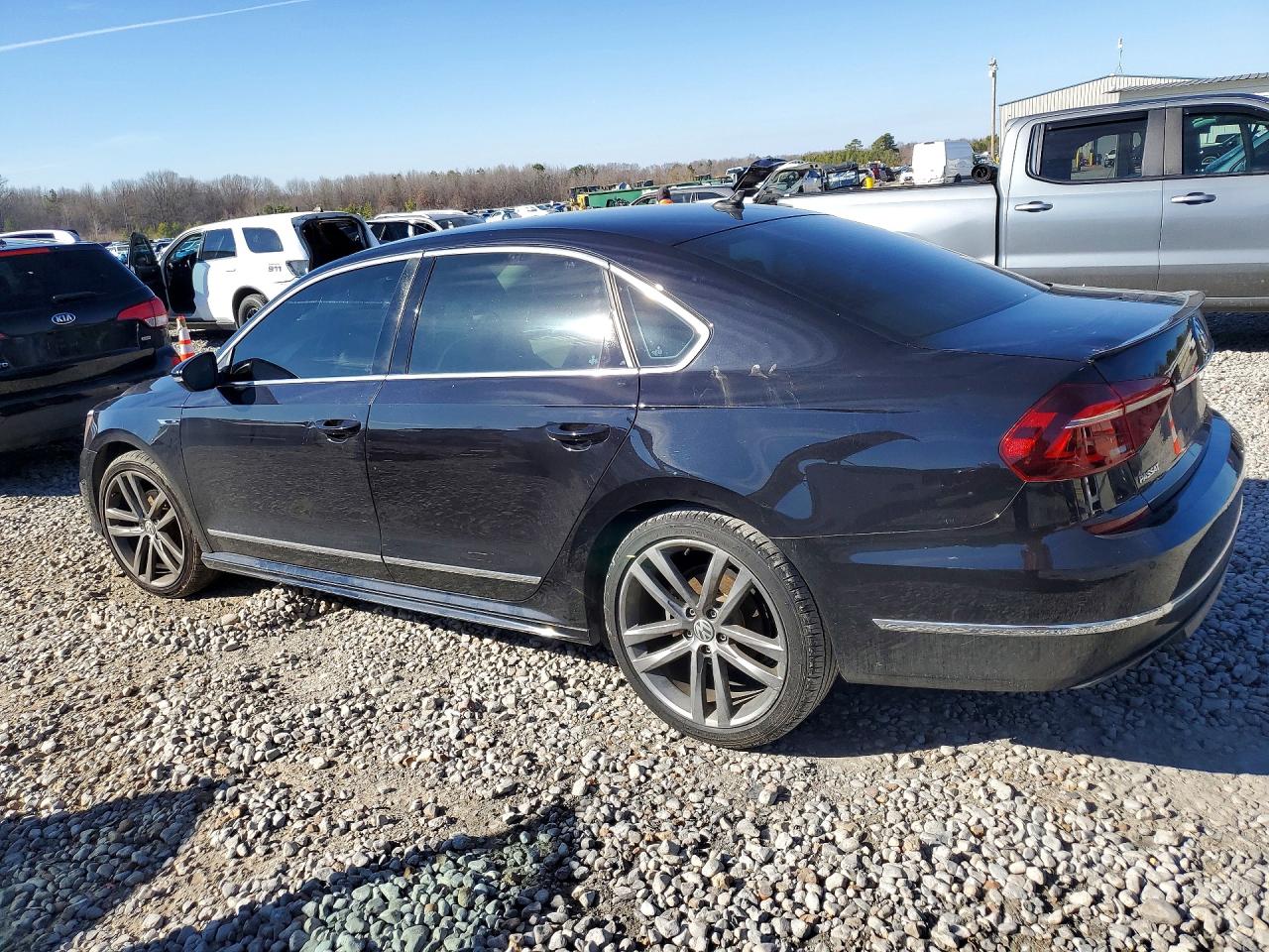2019 VOLKSWAGEN PASSAT SE R-LINE photo 2