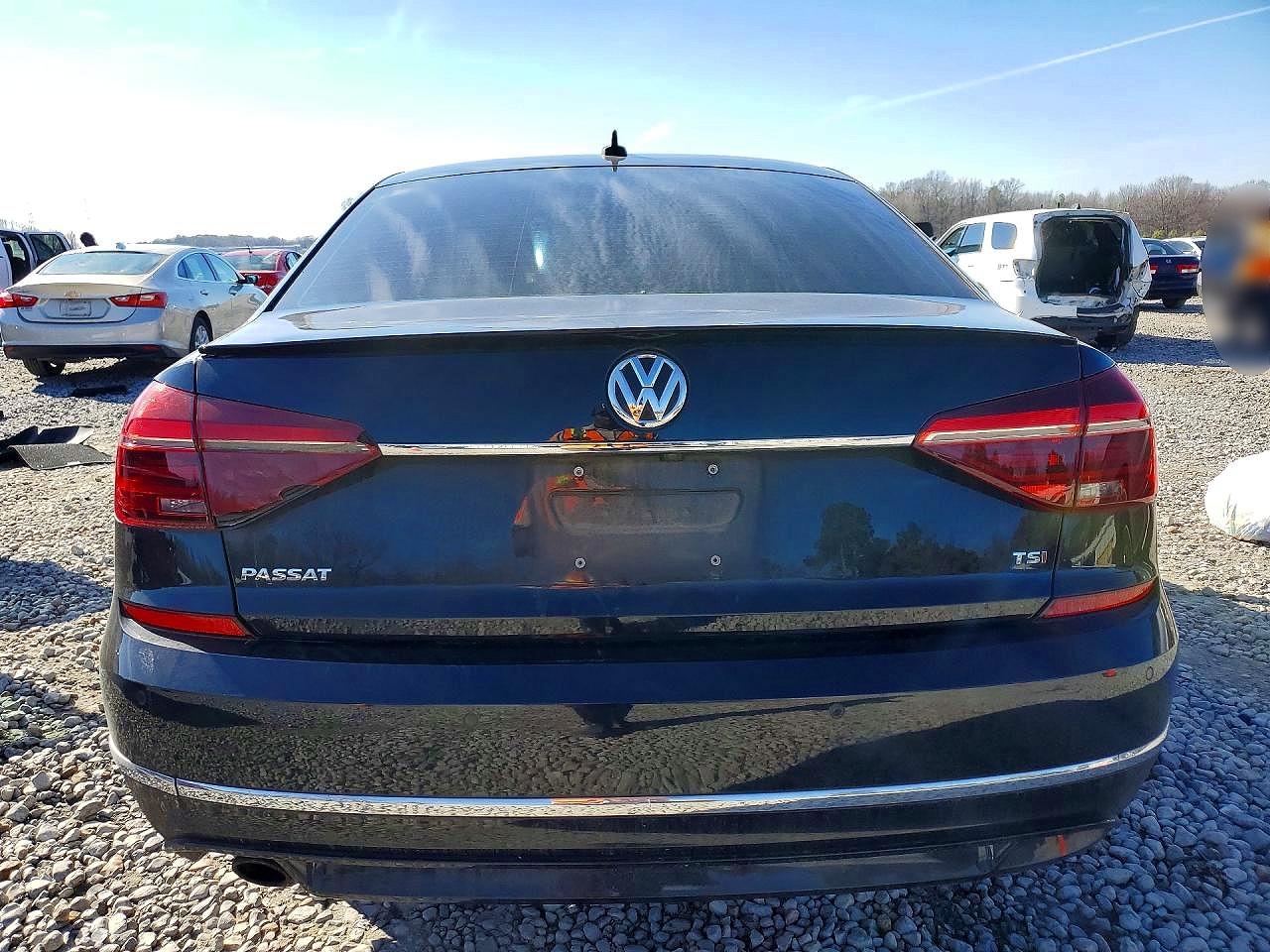 2019 VOLKSWAGEN PASSAT SE R-LINE photo 6