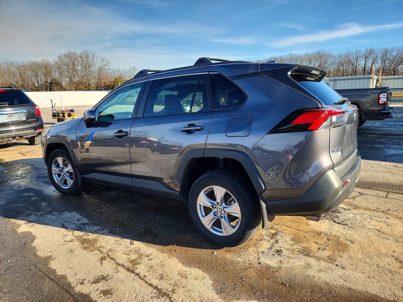 2022 TOYOTA RAV4 XLE photo 3