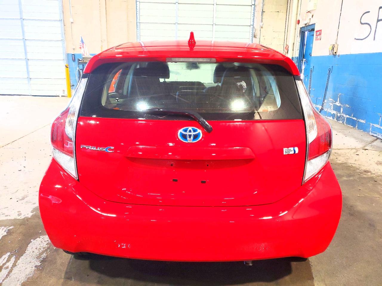 2016 TOYOTA PRIUS C THREE photo 6