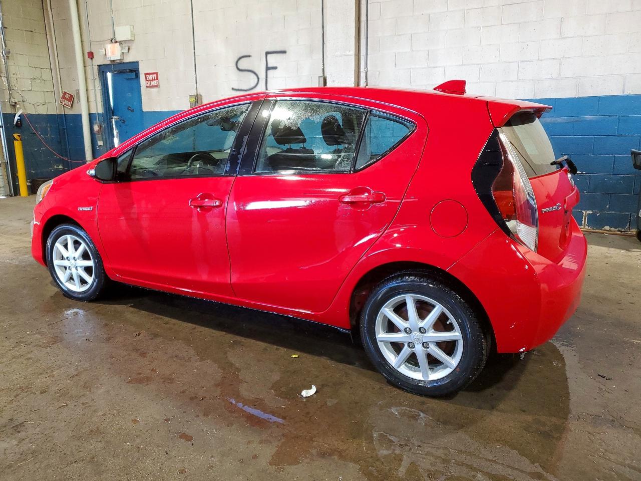 2016 TOYOTA PRIUS C THREE photo 2