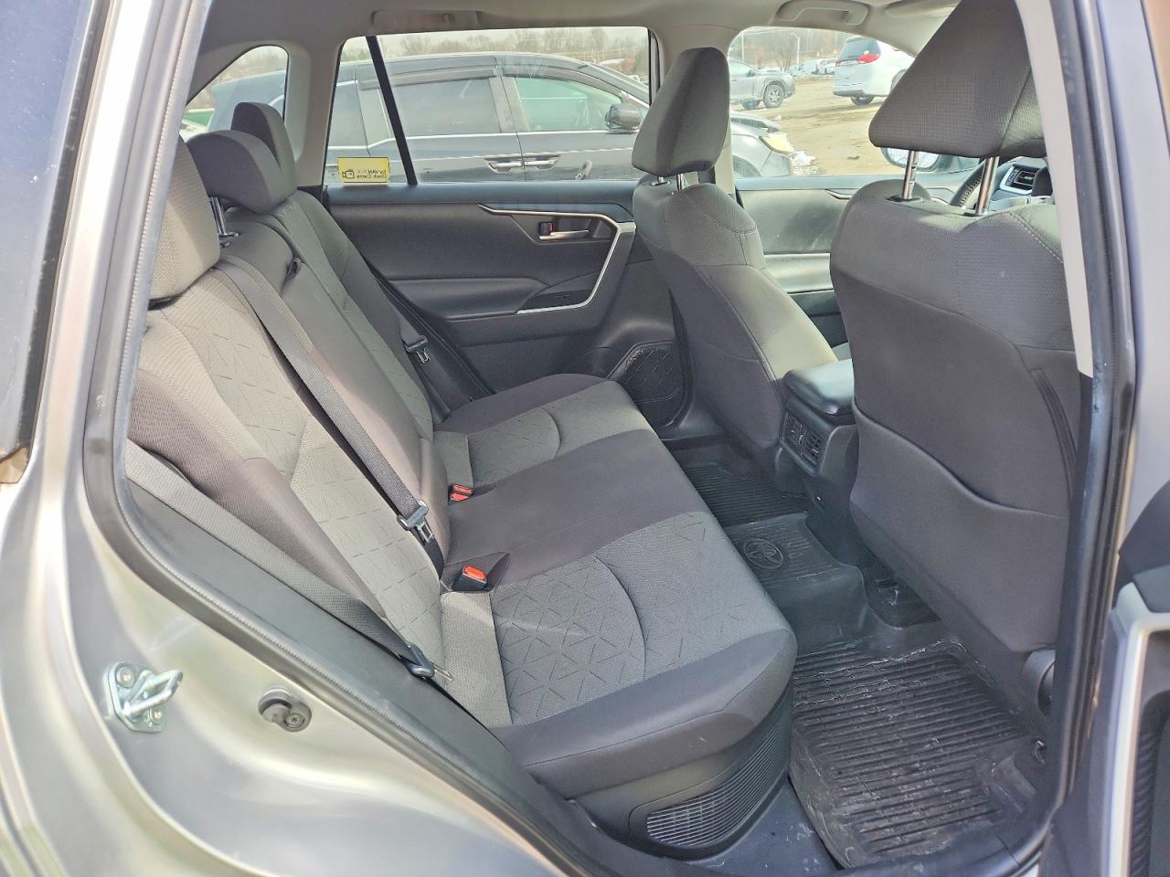 2021 TOYOTA RAV4 XLE photo 31