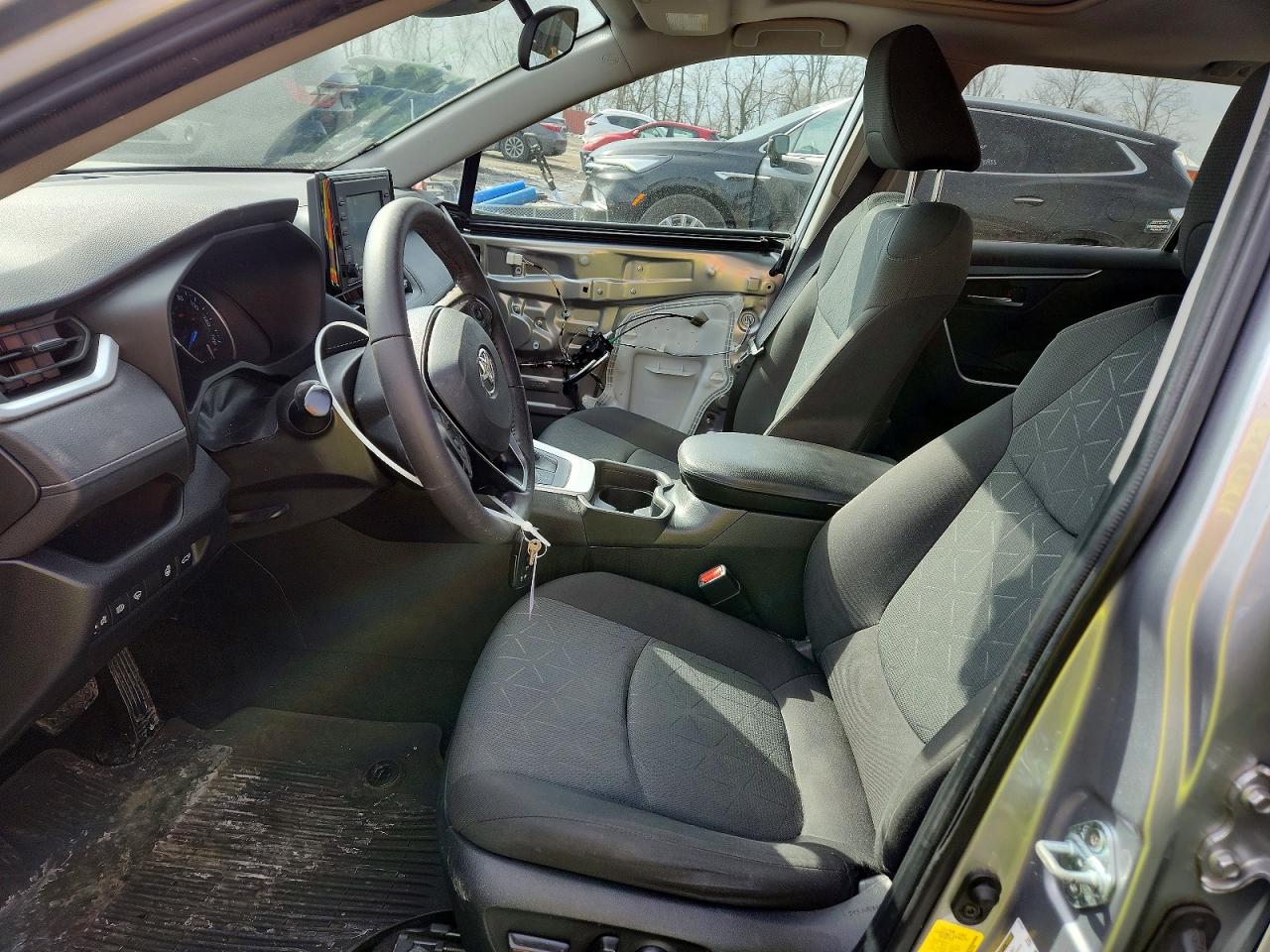 2021 TOYOTA RAV4 XLE photo 19