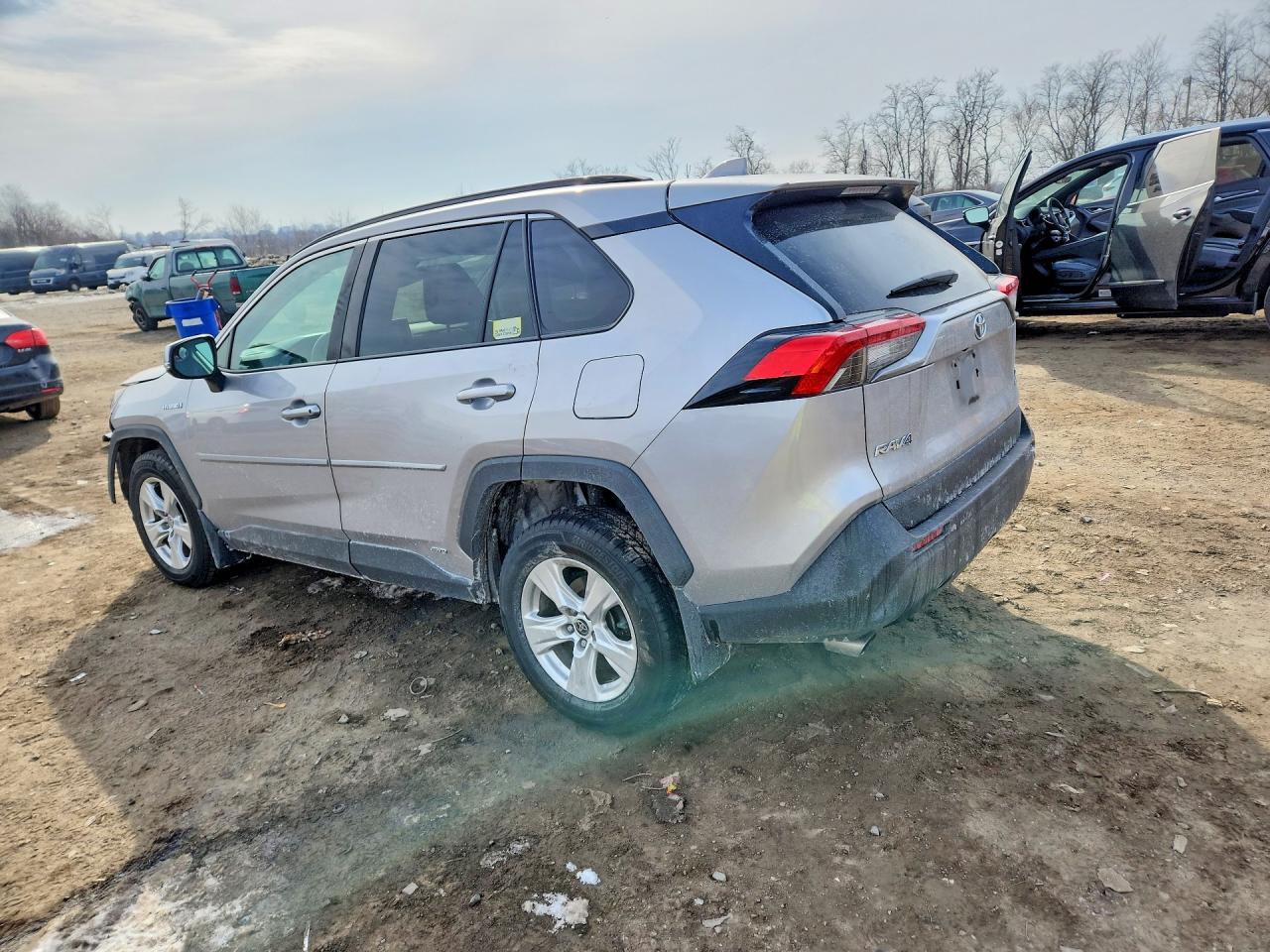 2021 TOYOTA RAV4 XLE photo 4