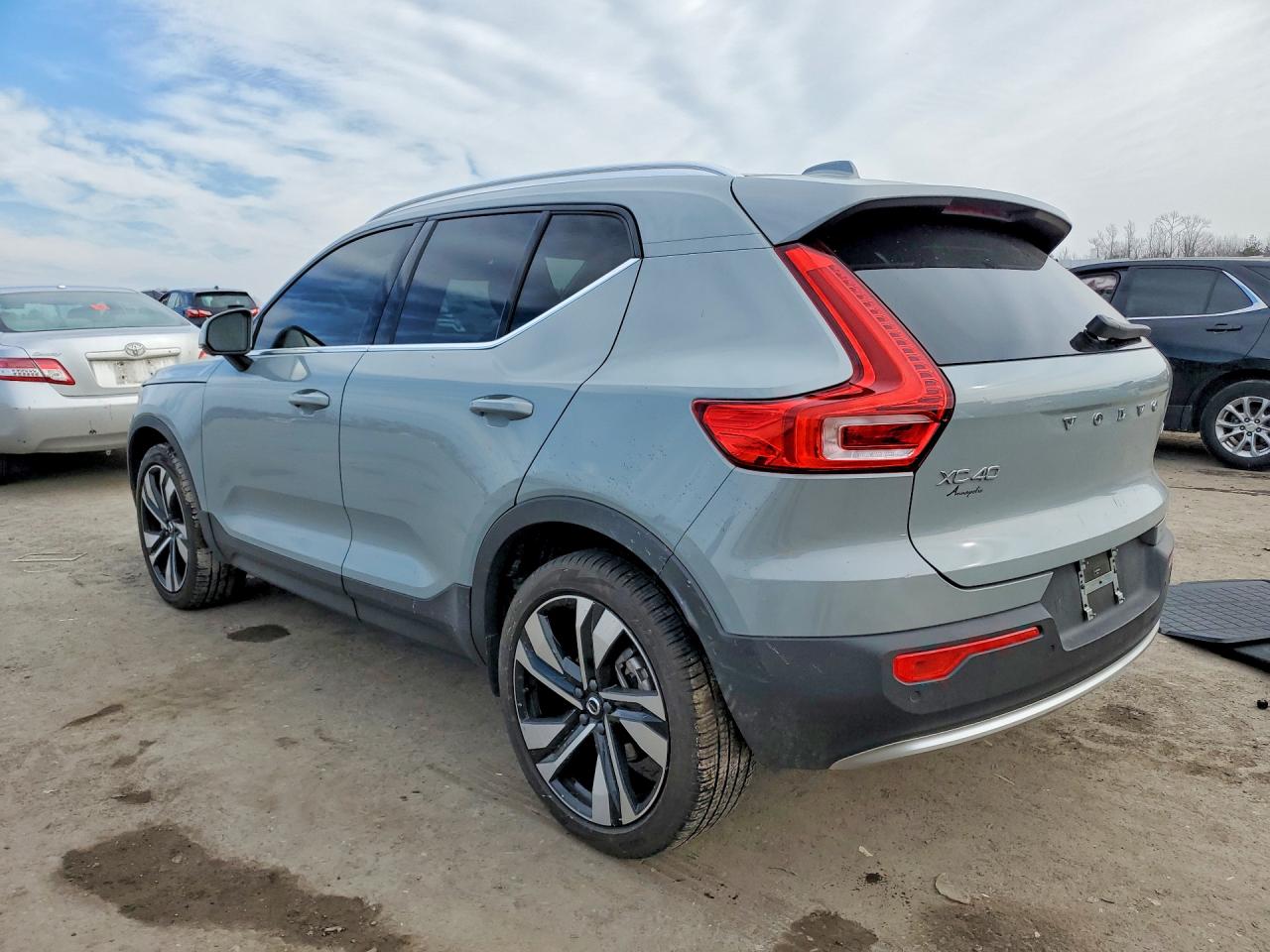 2024 VOLVO XC40 PLUS photo 2