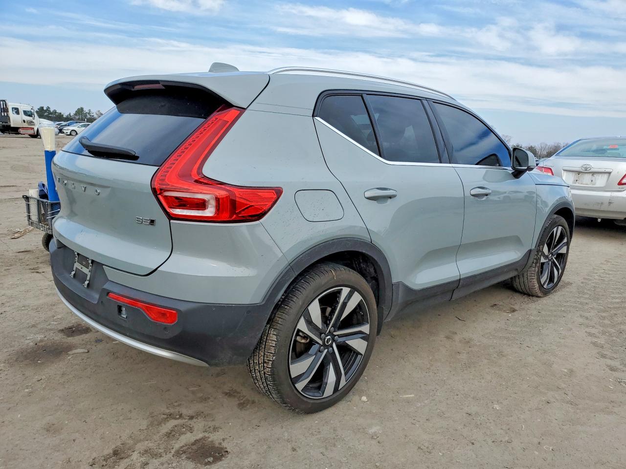 2024 VOLVO XC40 PLUS photo 3