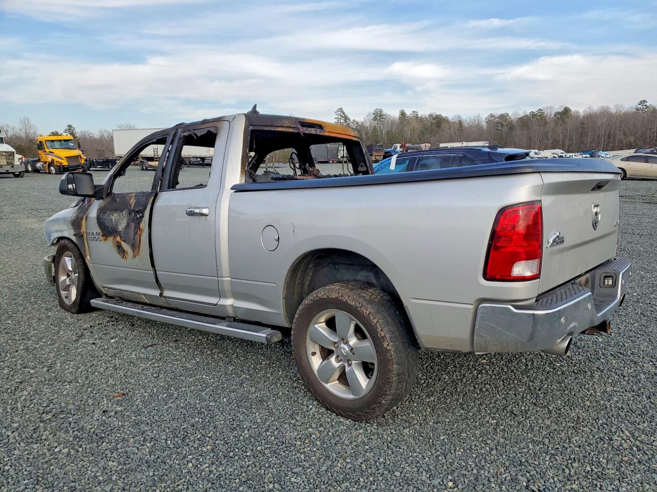 2016 RAM 1500 SLT photo 2