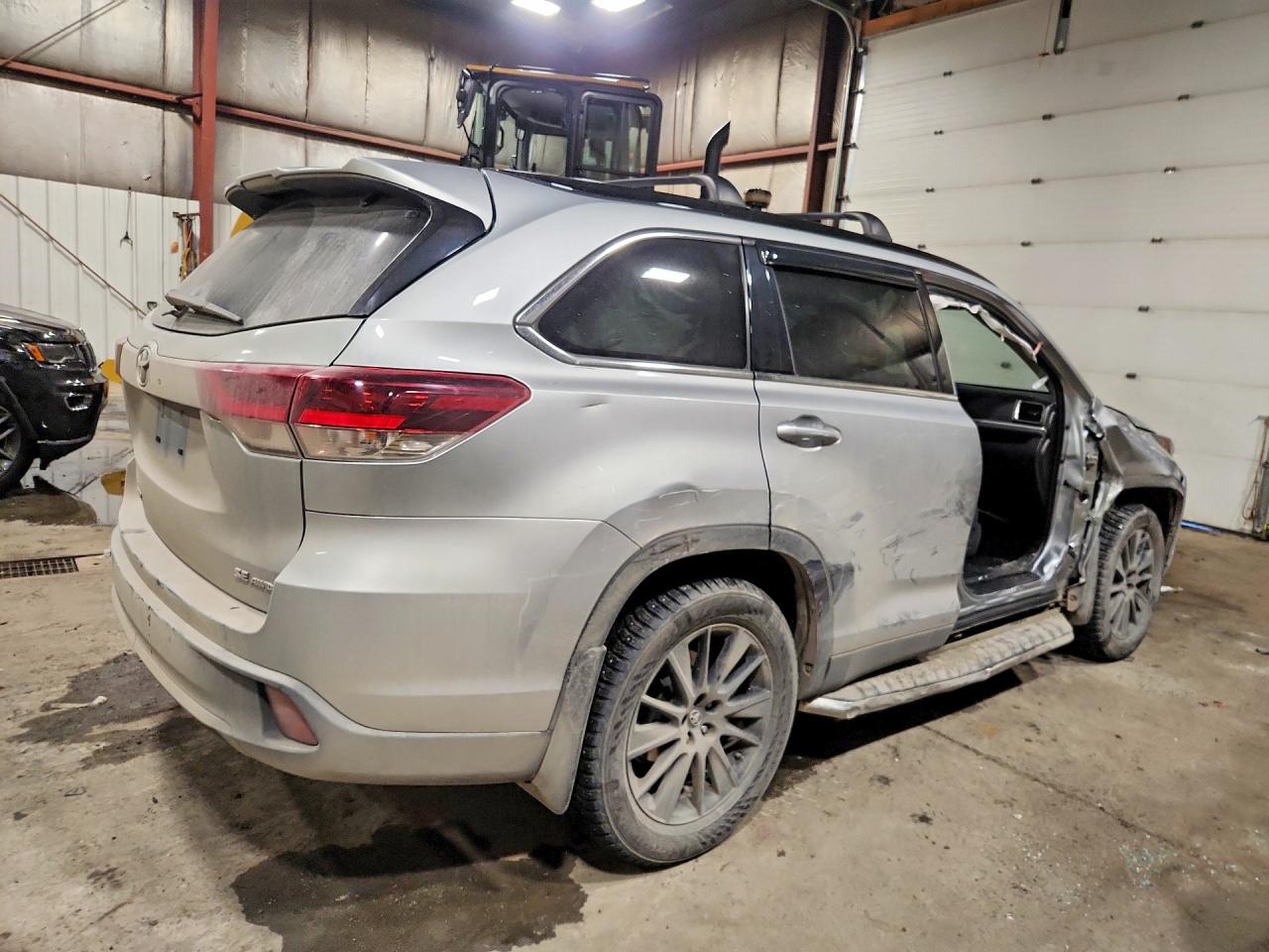 2019 TOYOTA HIGHLANDER SE photo 3