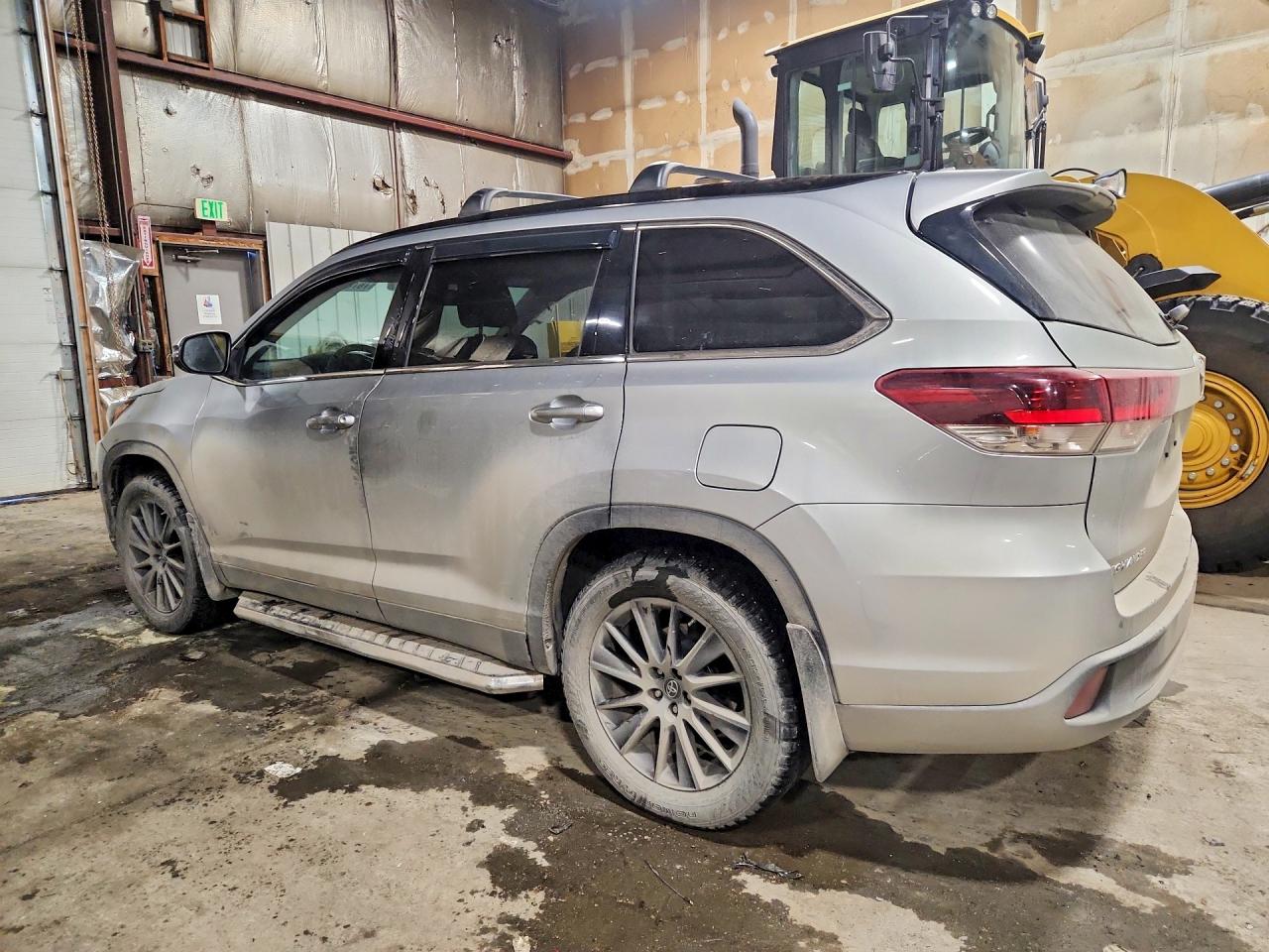 2019 TOYOTA HIGHLANDER SE photo 2