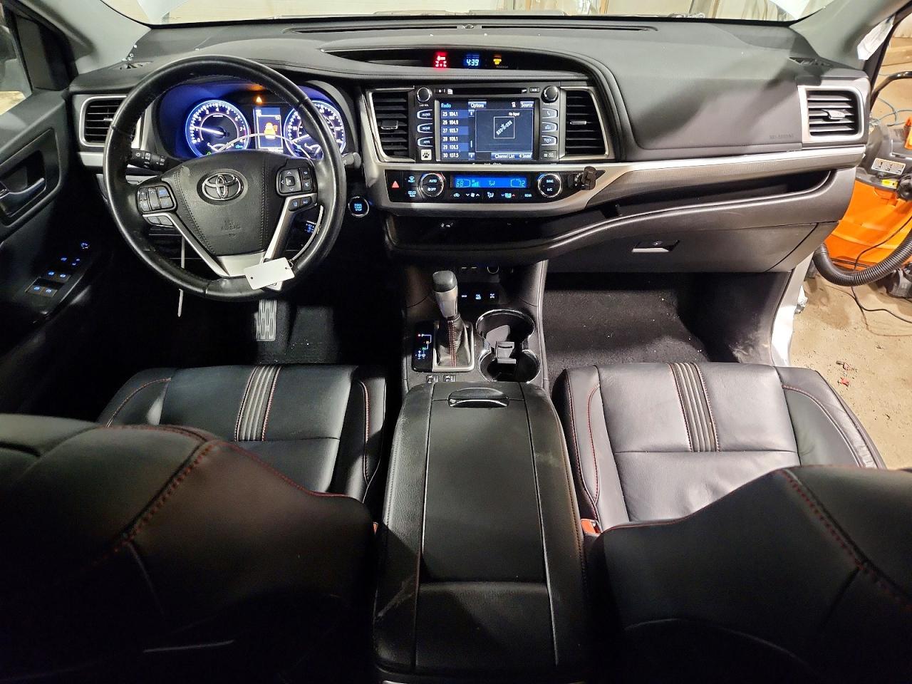 2019 TOYOTA HIGHLANDER SE photo 8