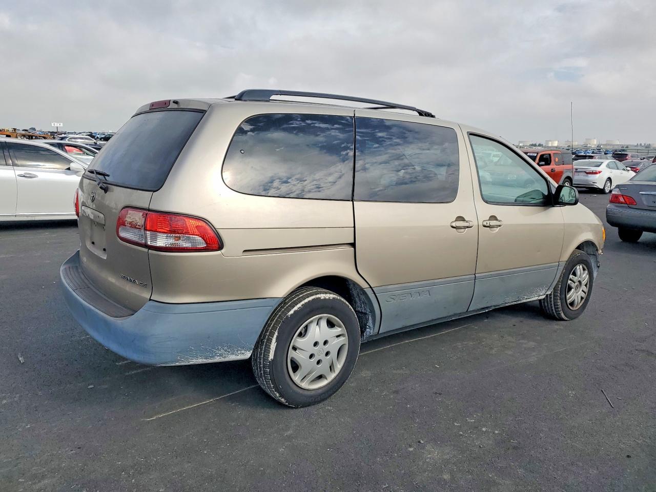 2003 TOYOTA SIENNA CE photo 3