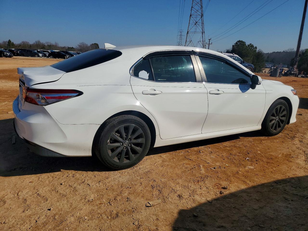 2020 TOYOTA CAMRY LE photo 3