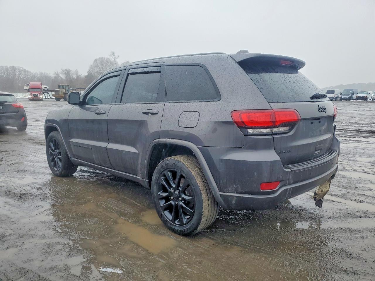 2020 JEEP GRAND CHEROKEE LAREDO photo 2