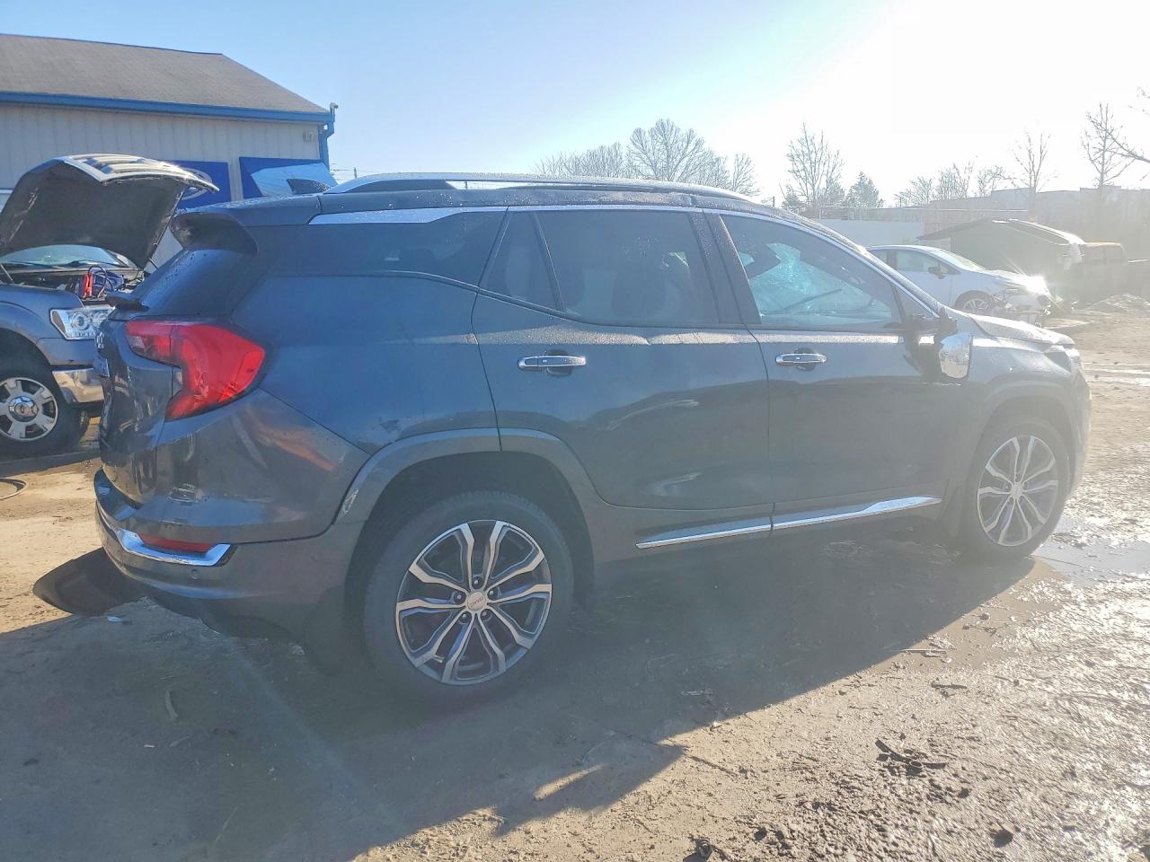 2018 GMC TERRAIN DENALI photo 3
