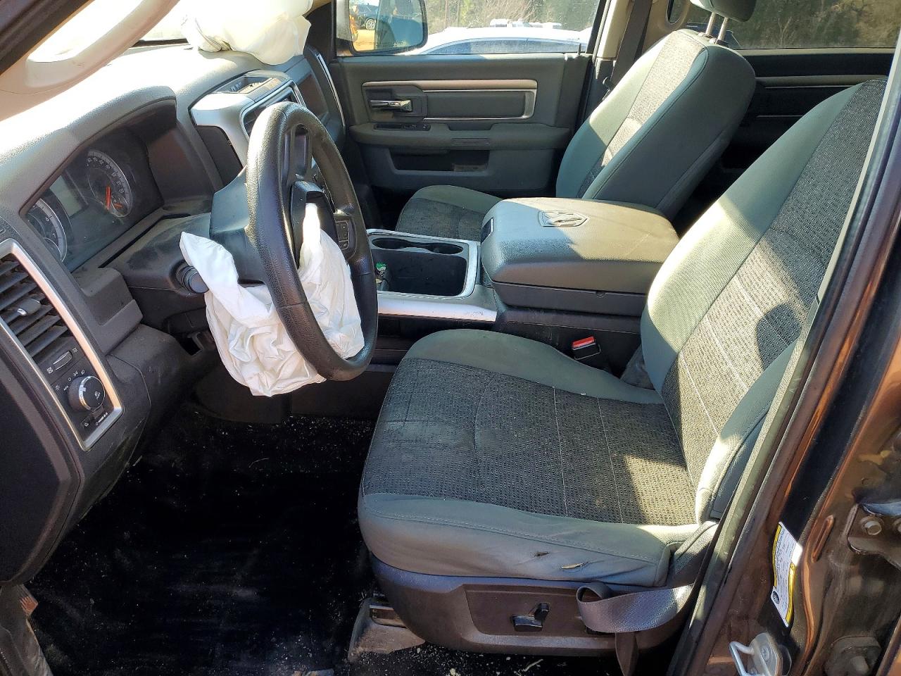 2016 RAM 1500 SLT photo 13