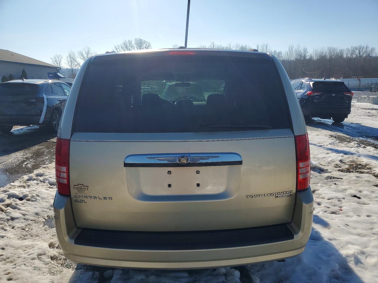 2010 CHRYSLER TOWN & COUNTRY TOURING photo 6