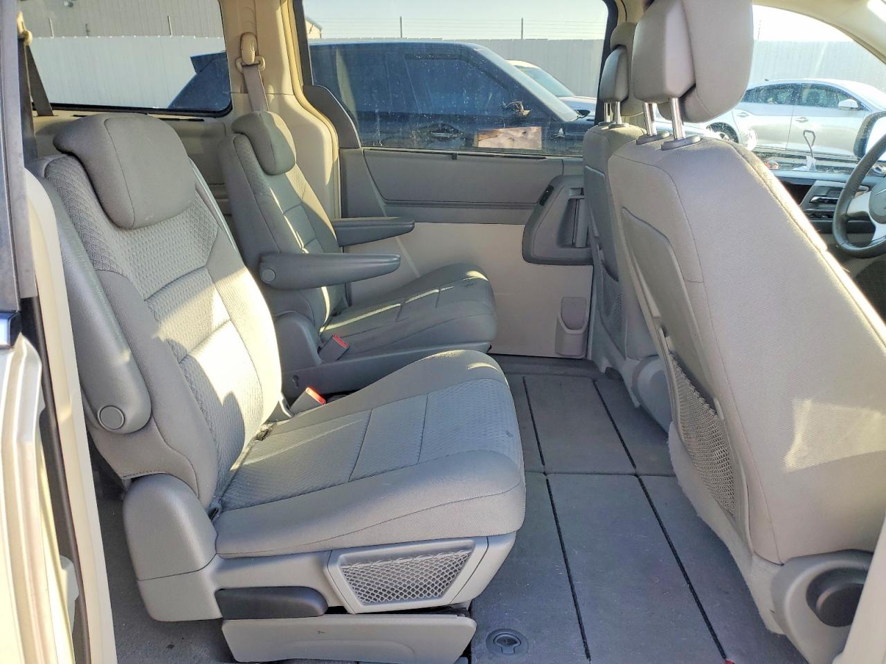 2010 CHRYSLER TOWN & COUNTRY TOURING photo 11