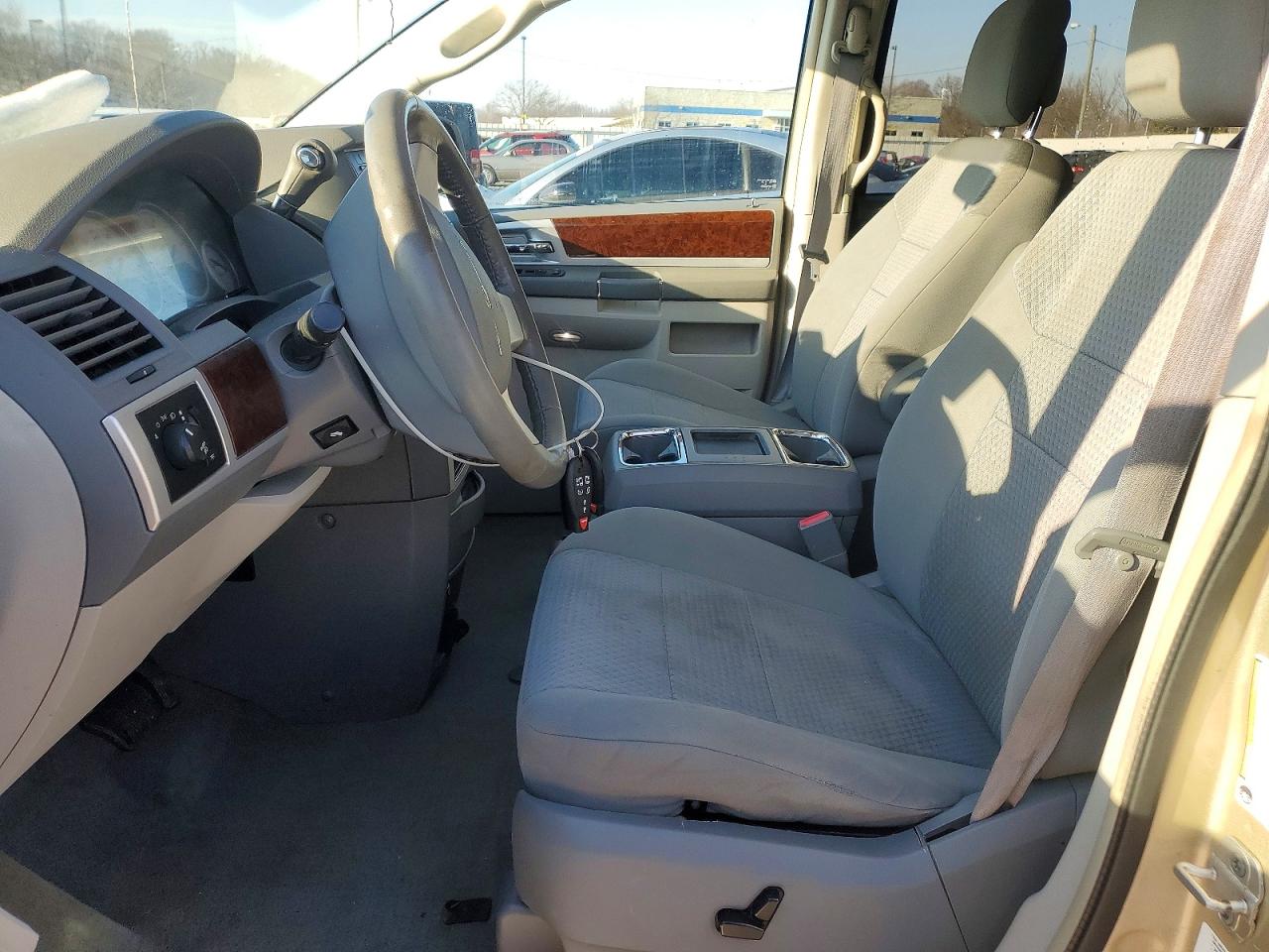 2010 CHRYSLER TOWN & COUNTRY TOURING photo 7