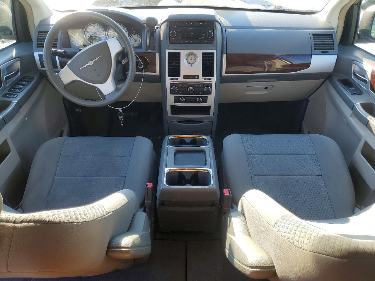 2010 CHRYSLER TOWN & COUNTRY TOURING photo 8