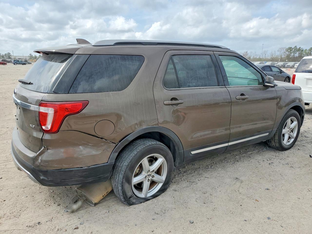 2016 FORD EXPLORER XLT photo 5