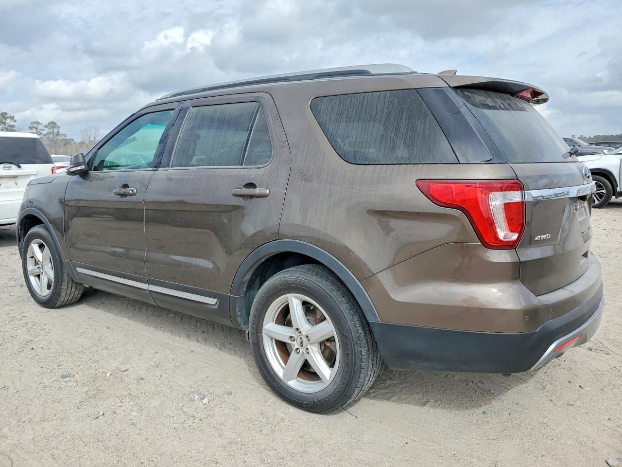2016 FORD EXPLORER XLT photo 3