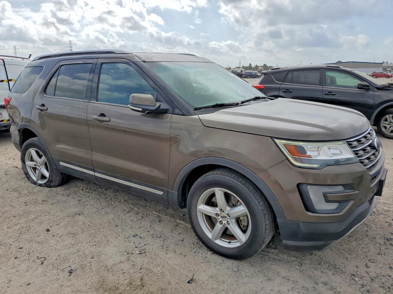 2016 FORD EXPLORER XLT photo 7