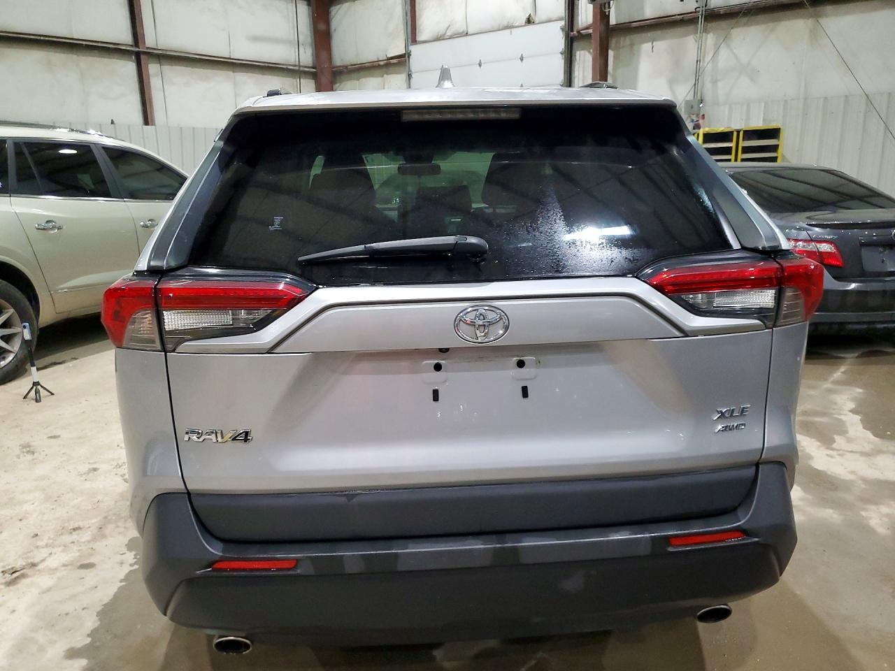 2019 TOYOTA RAV4 XLE photo 11