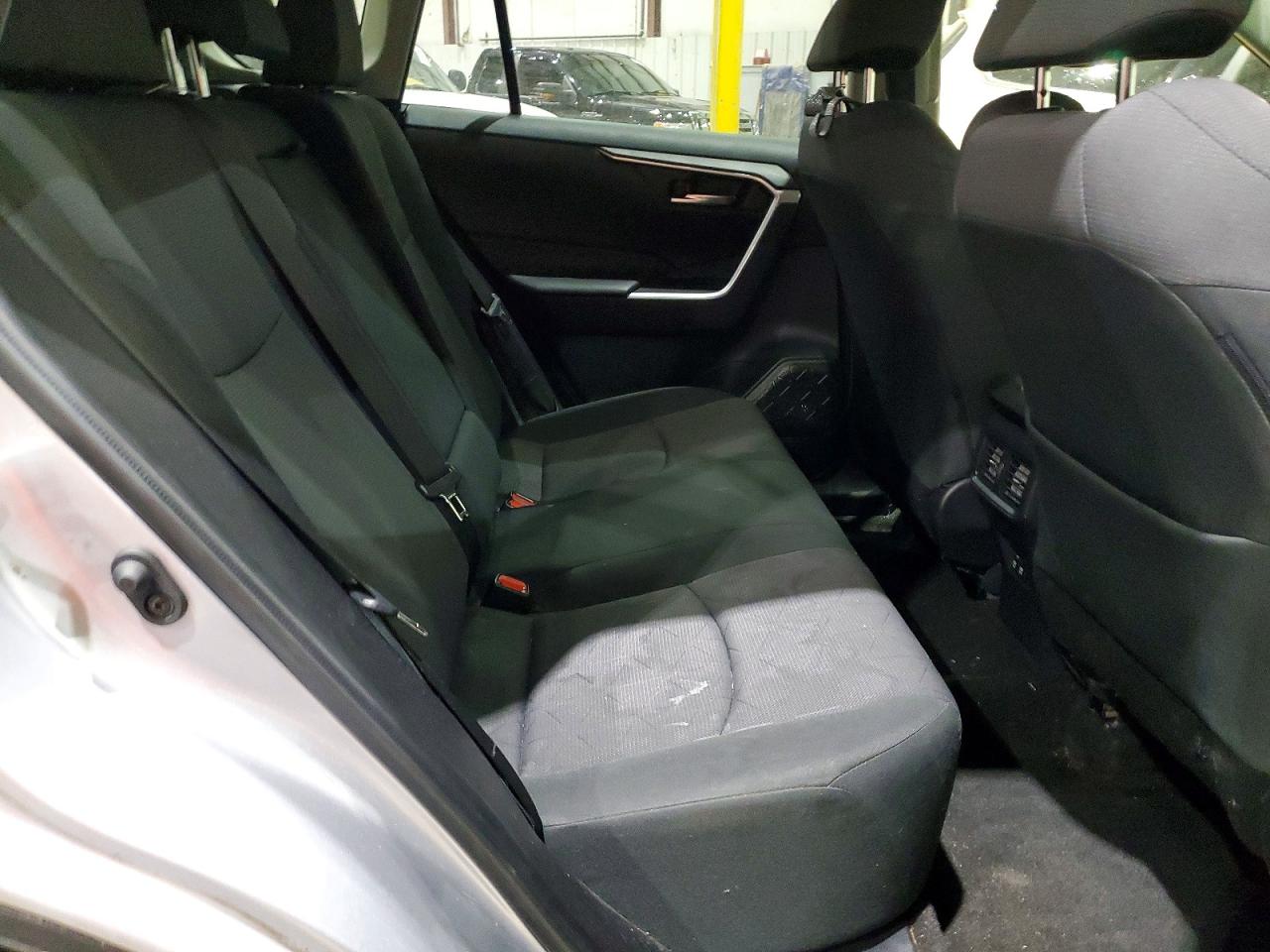 2019 TOYOTA RAV4 XLE photo 21