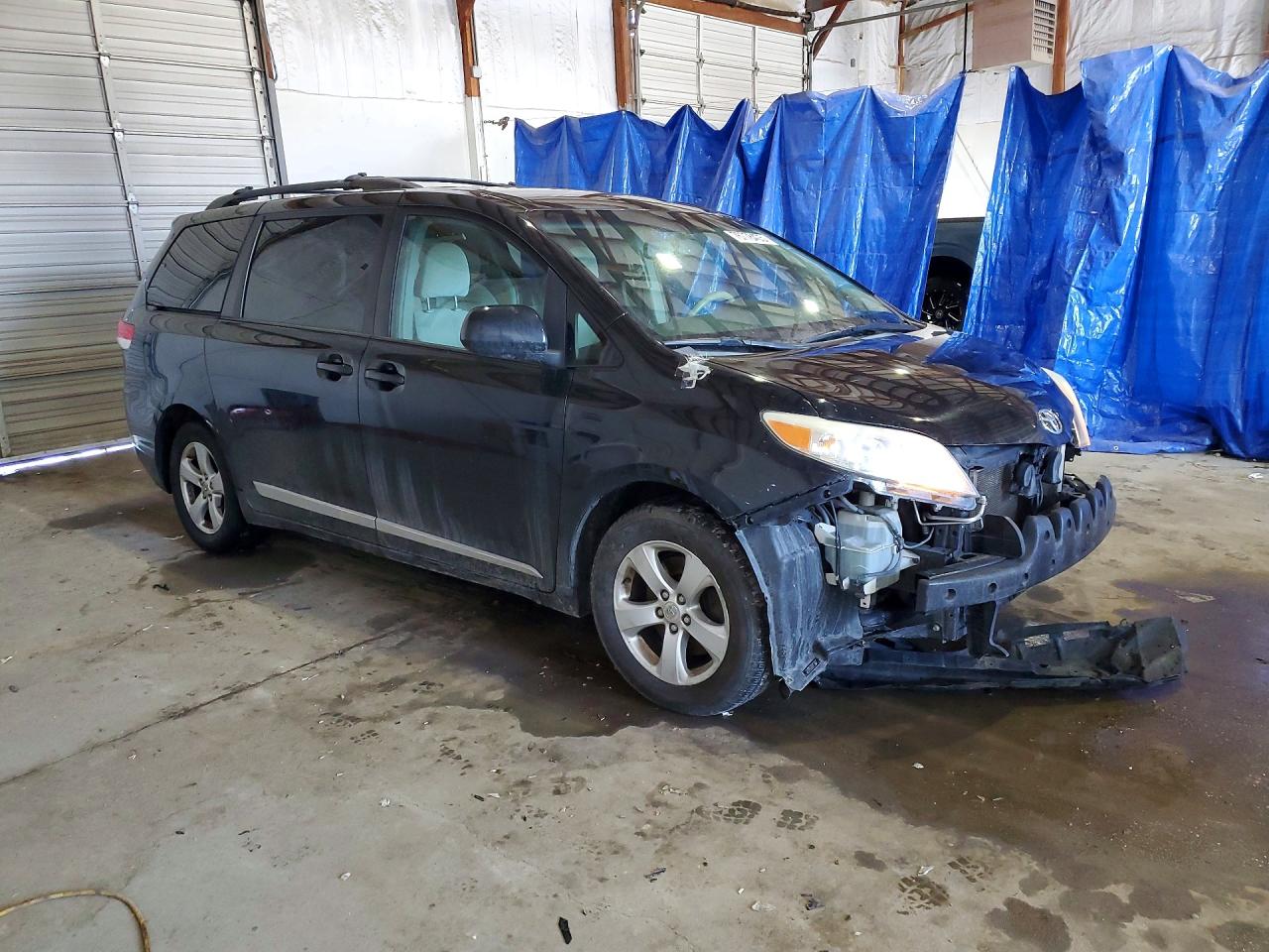 2014 TOYOTA SIENNA LE photo 10