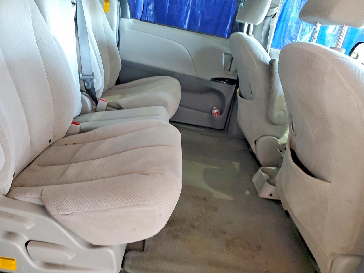 2014 TOYOTA SIENNA LE photo 31