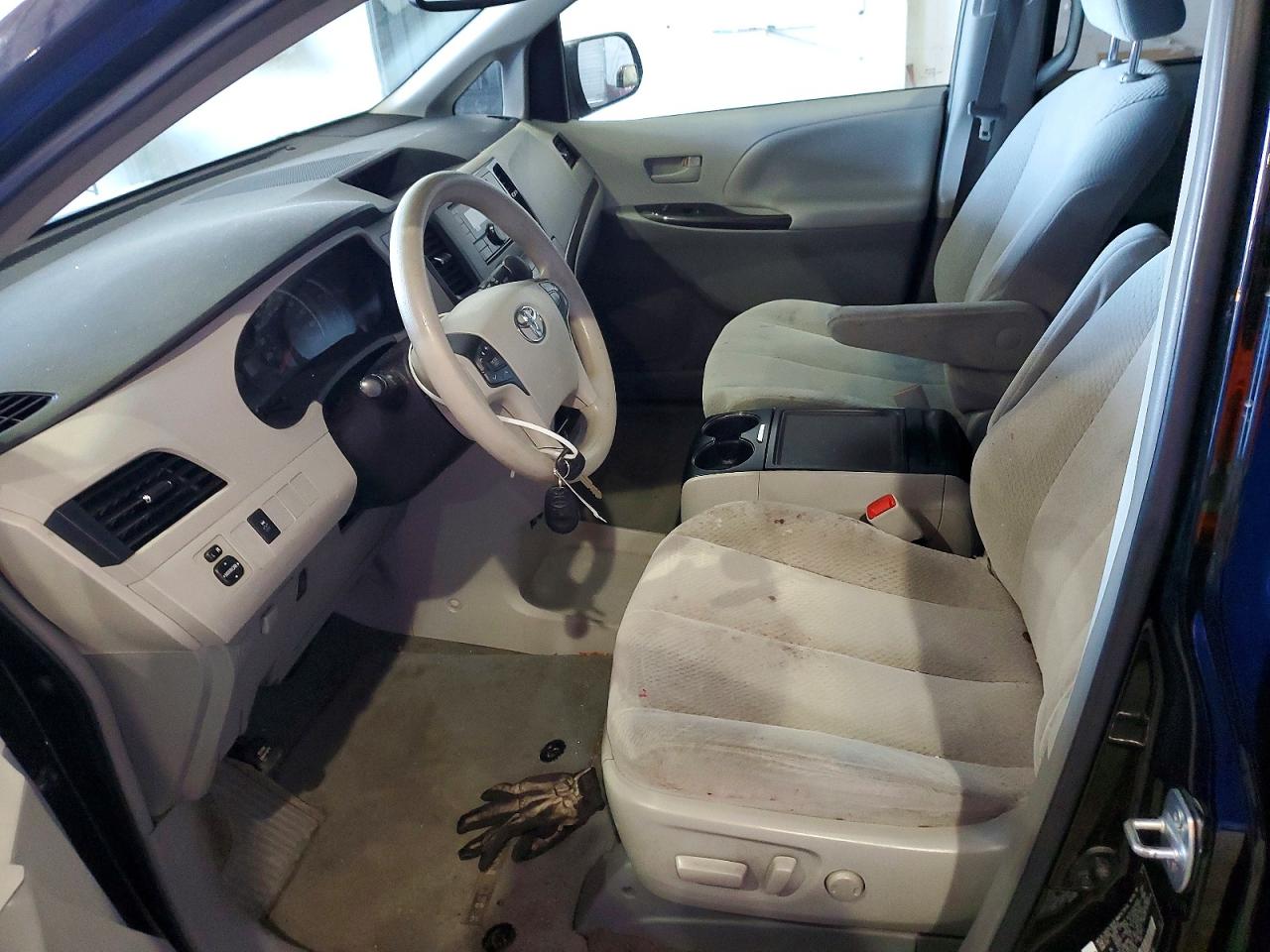 2014 TOYOTA SIENNA LE photo 19