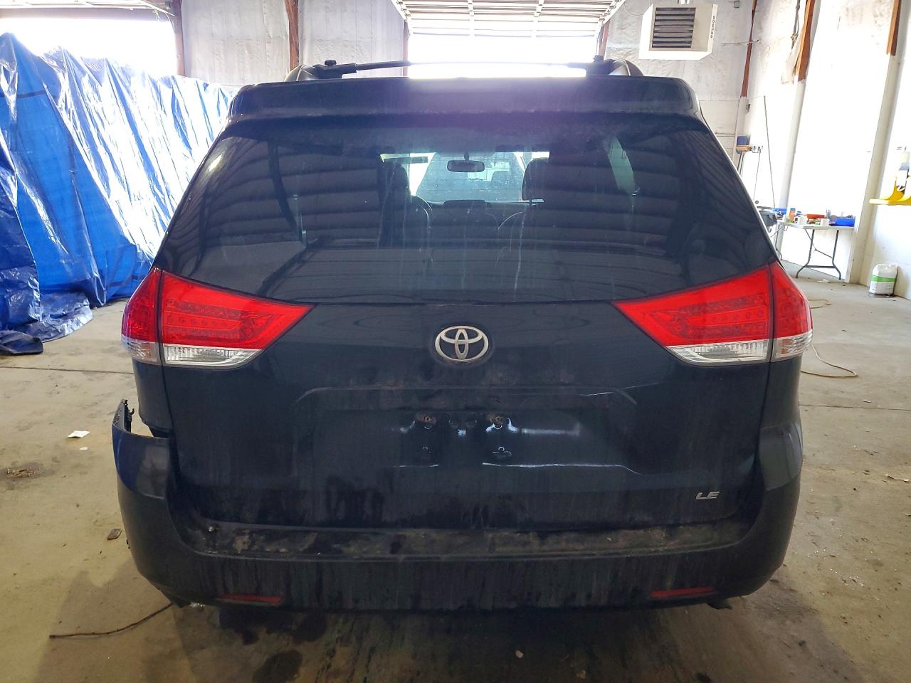 2014 TOYOTA SIENNA LE photo 16