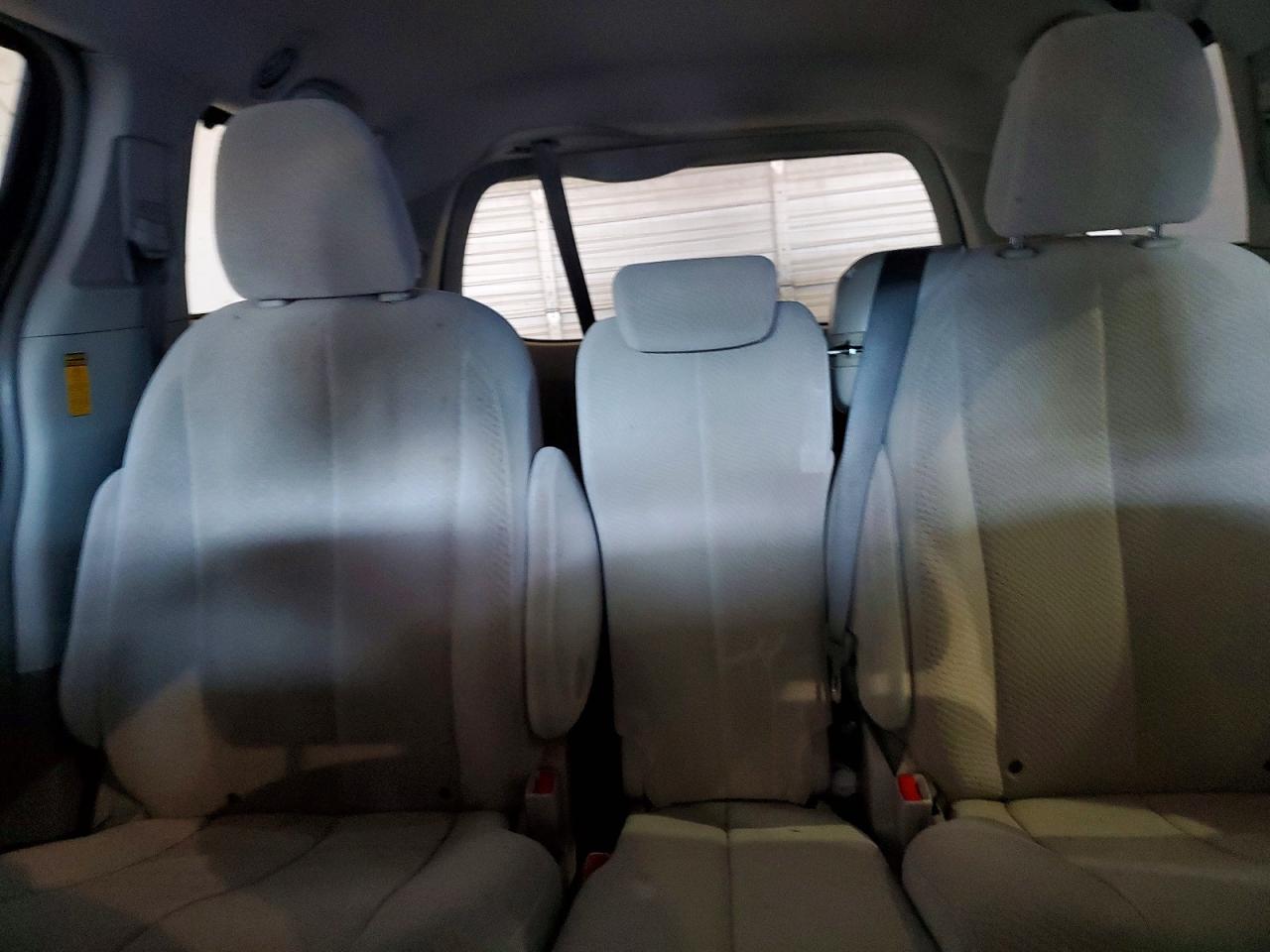 2014 TOYOTA SIENNA LE photo 28