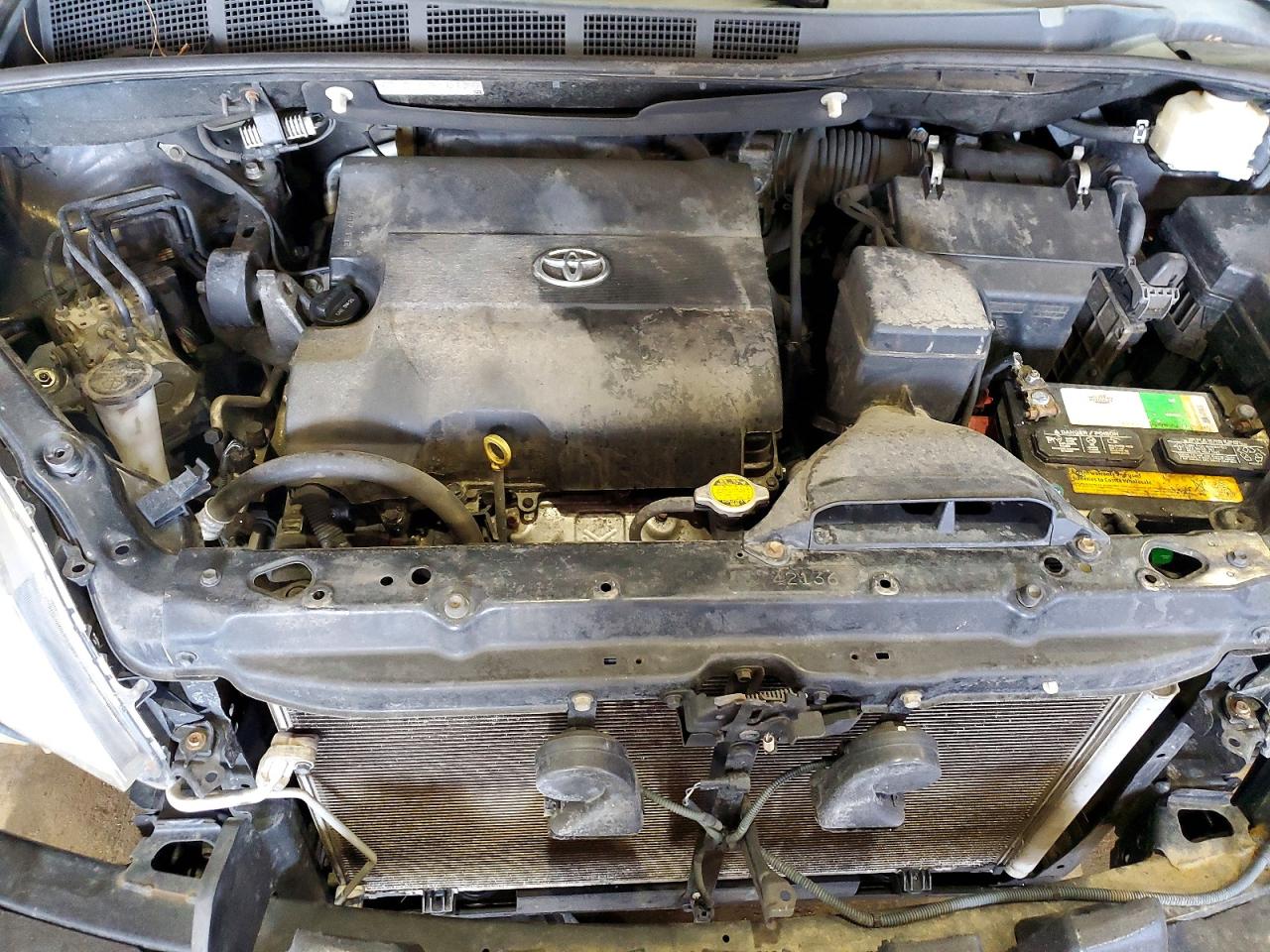 2014 TOYOTA SIENNA LE photo 34