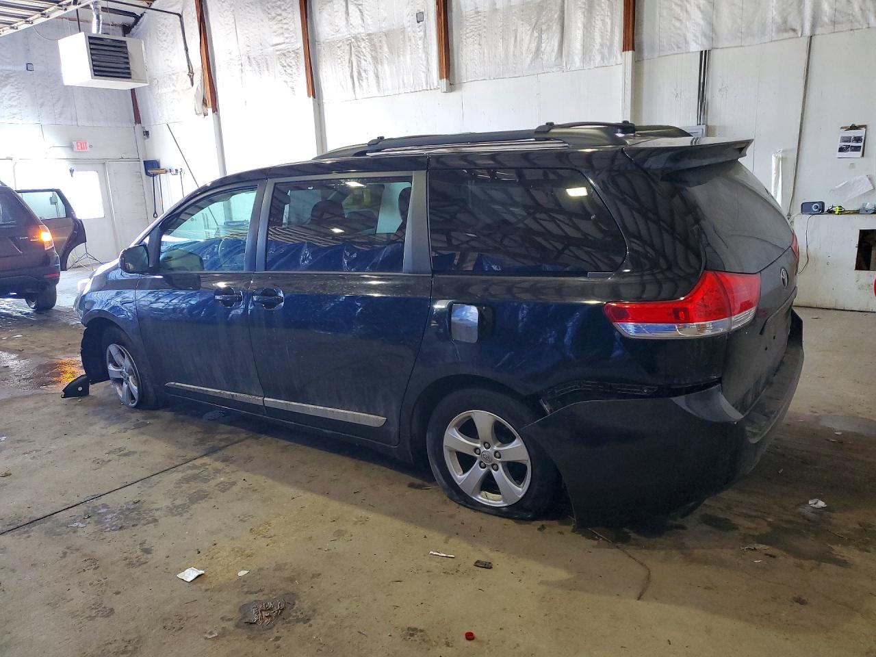 2014 TOYOTA SIENNA LE photo 4
