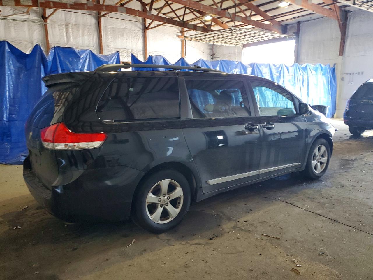 2014 TOYOTA SIENNA LE photo 7