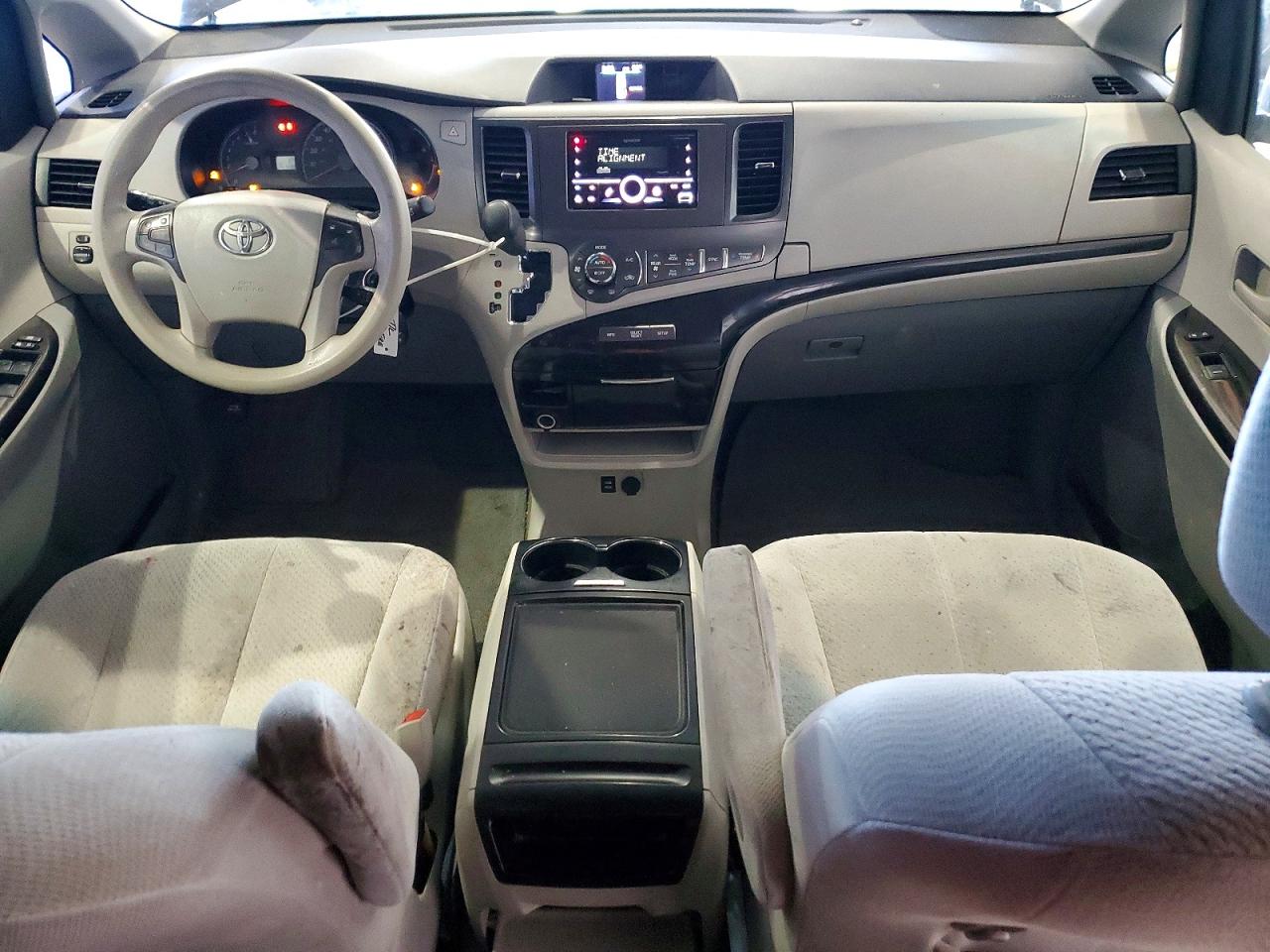 2014 TOYOTA SIENNA LE photo 22