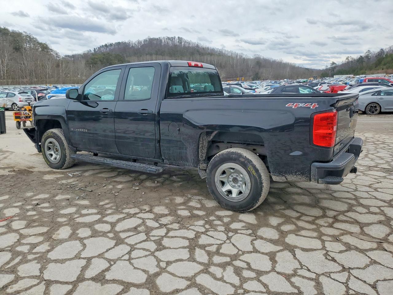 2017 CHEVROLET SILVERADO K1500 photo 2