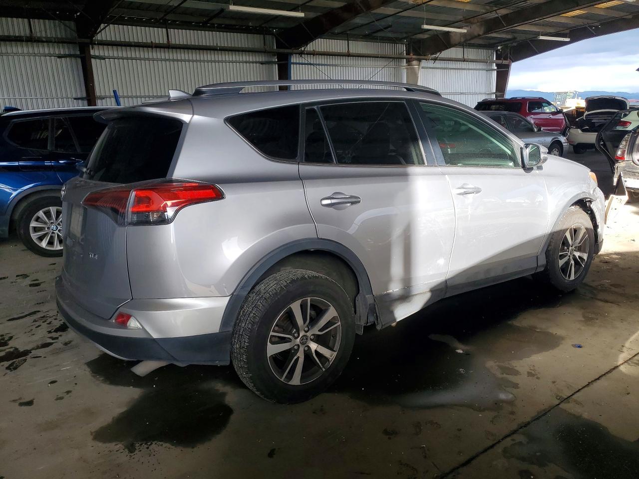 2017 TOYOTA RAV4 XLE photo 5