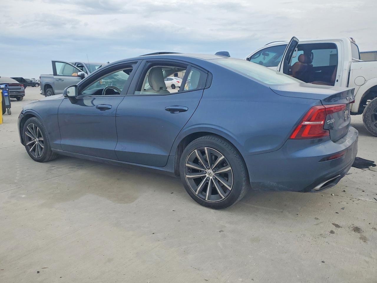 2021 VOLVO S60 T5 R-DESIGN photo 4