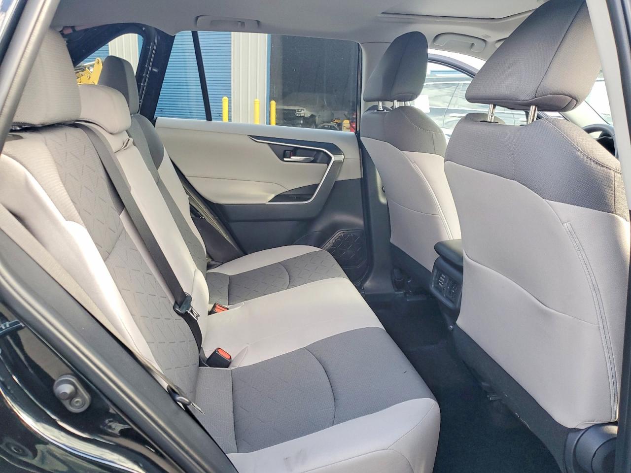 2025 TOYOTA RAV4 XLE photo 11
