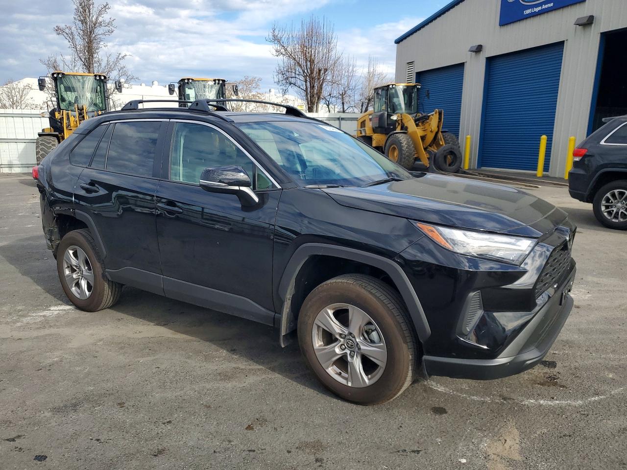 2025 TOYOTA RAV4 XLE photo 4