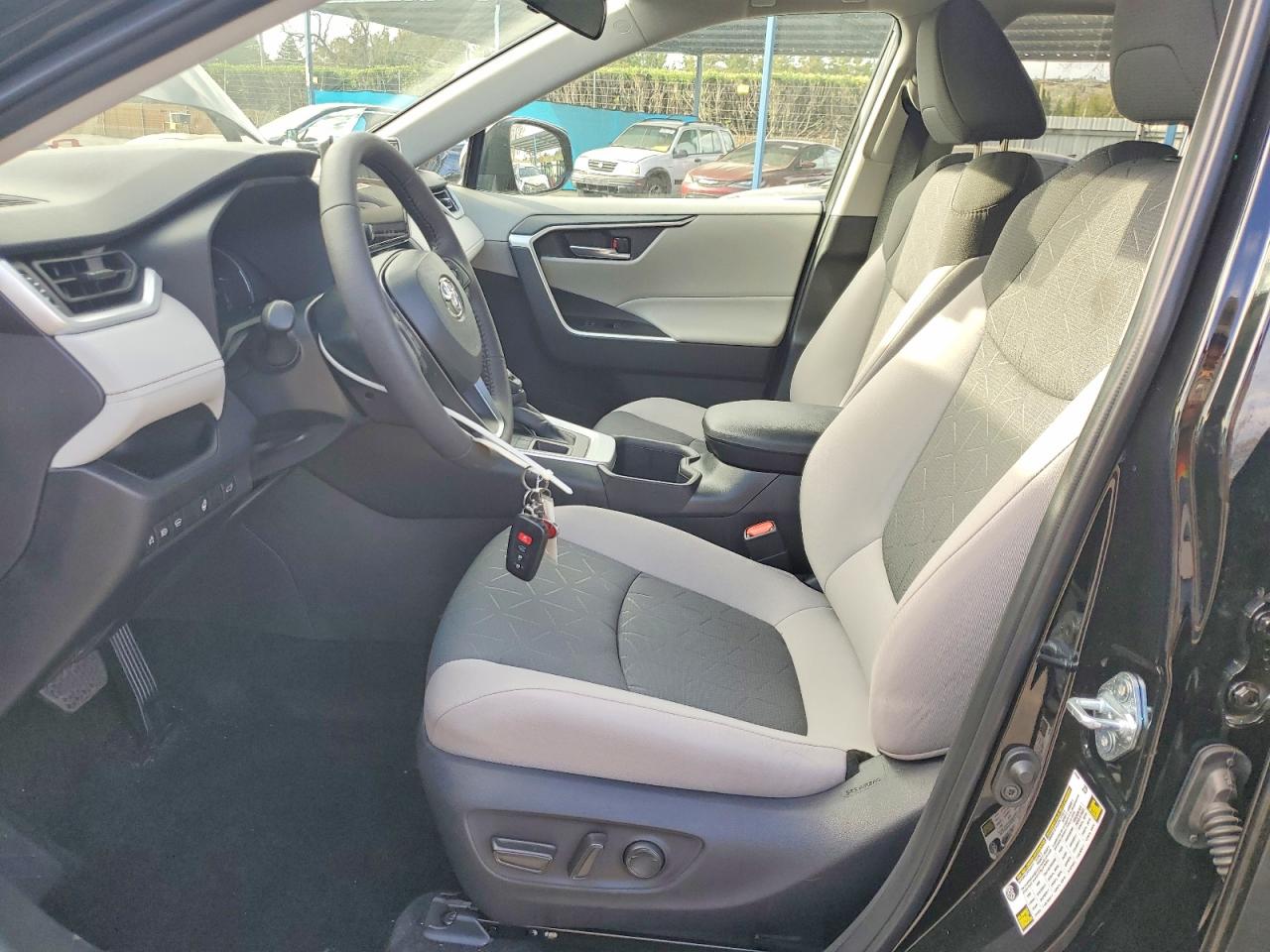2025 TOYOTA RAV4 XLE photo 7