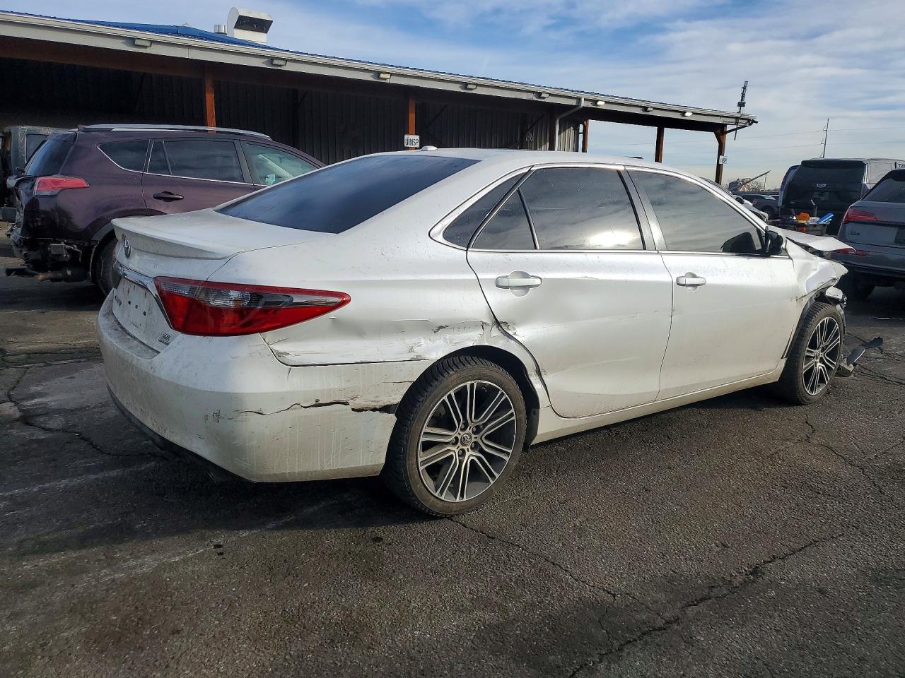 2016 TOYOTA CAMRY photo 5