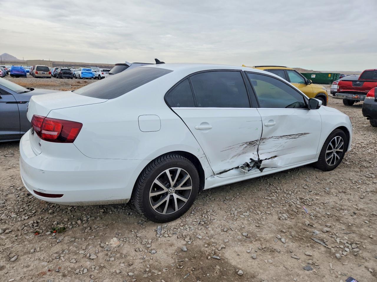 2017 VOLKSWAGEN JETTA SE photo 3