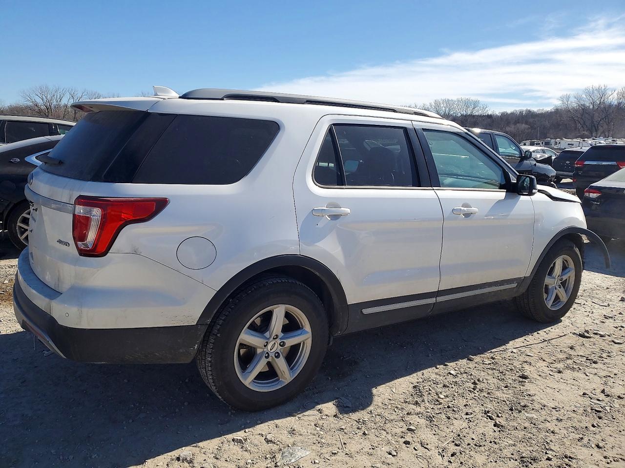 2017 FORD EXPLORER XLT photo 5