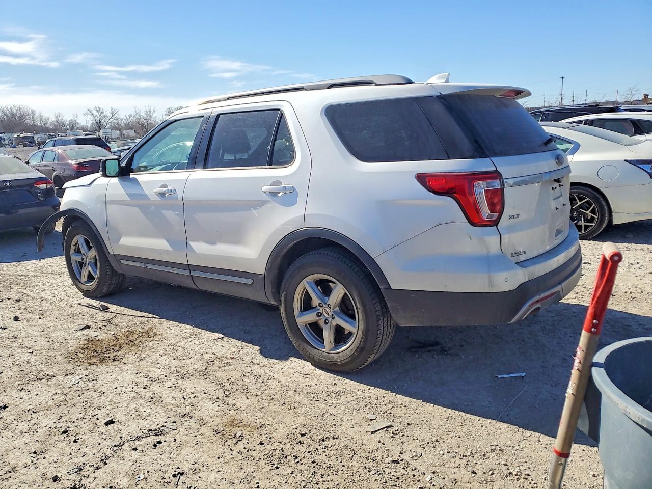 2017 FORD EXPLORER XLT photo 3