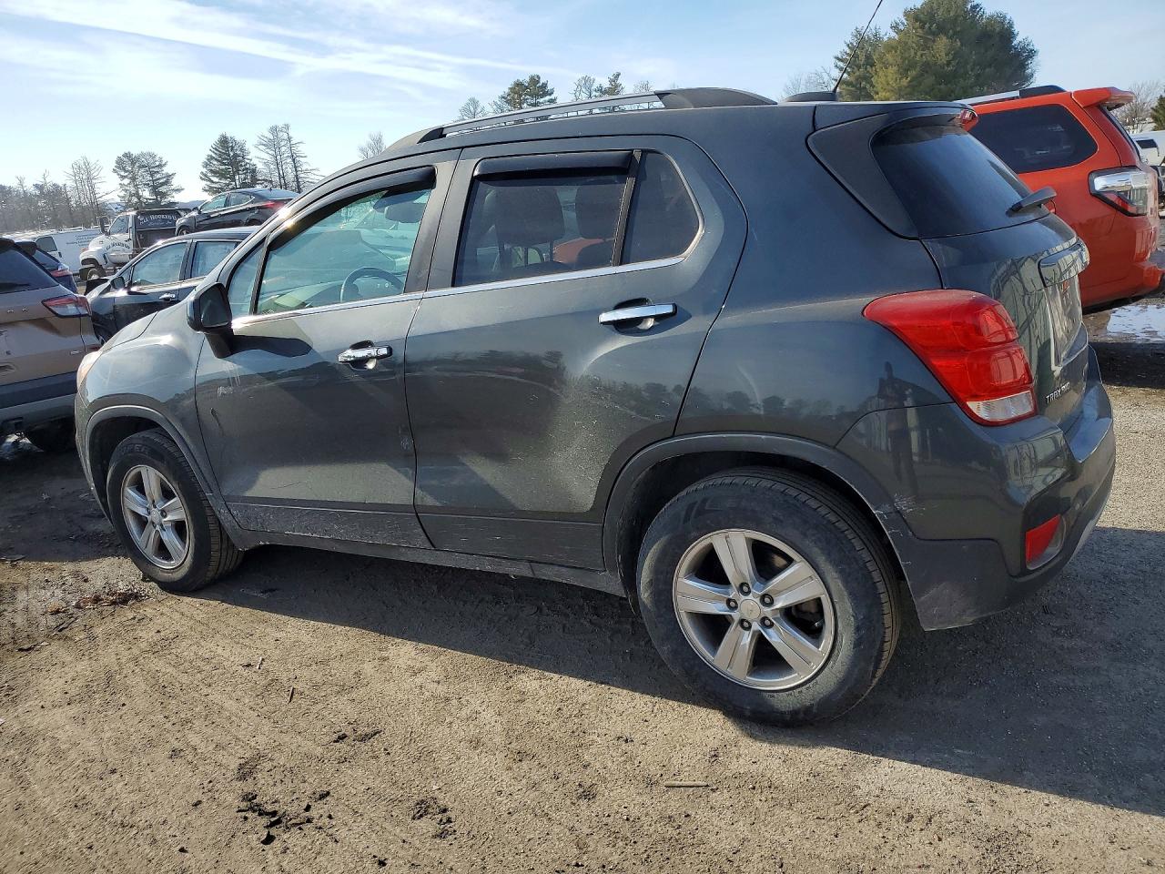 2019 CHEVROLET TRAX 1LT photo 2