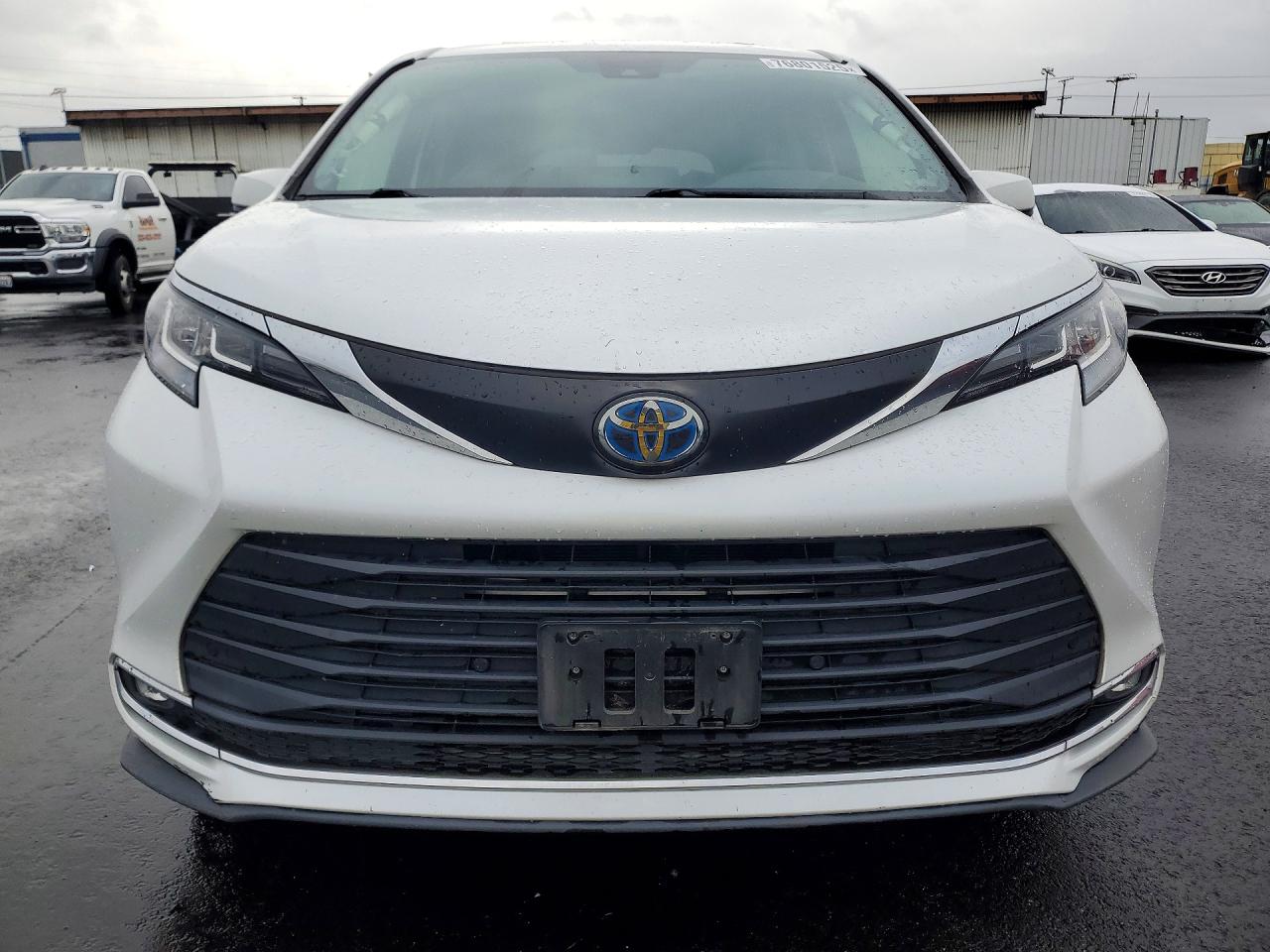 2022 TOYOTA SIENNA XLE photo 5