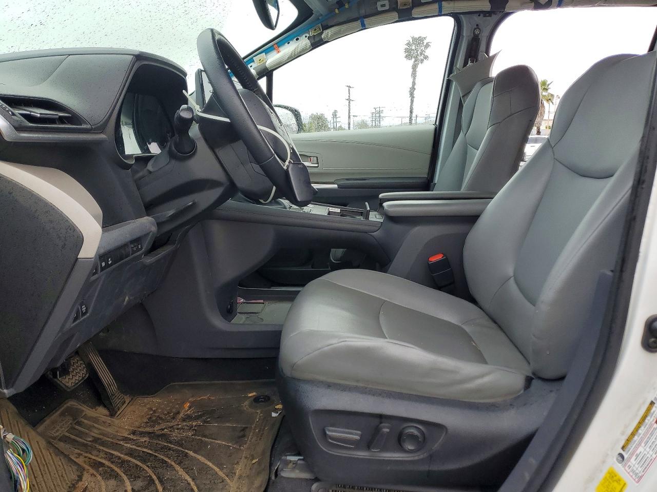 2022 TOYOTA SIENNA XLE photo 7